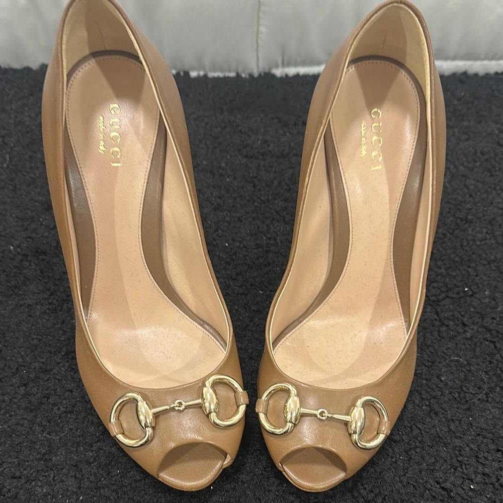 Gucci Tan Gold Heels with Horsebit Detail